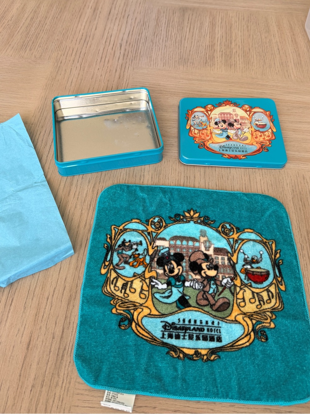 Shanghai Disneyland Hotel Souvenir Towel And Tin Set From China Disneyland NWT